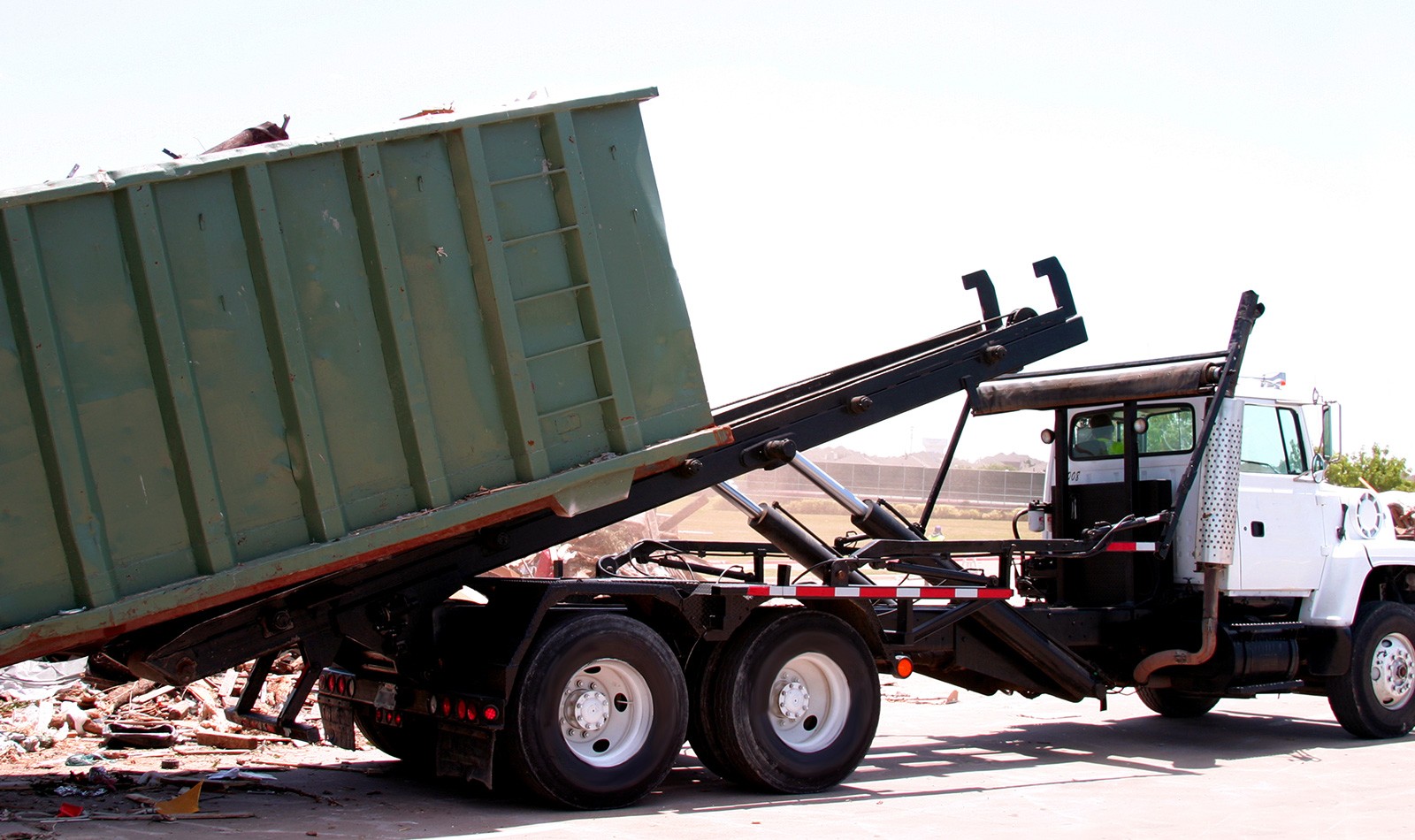 Angolo della storia vintage: la storia in continua espansione del camion scarrabile Roll-off-truck-25eaa8d8d3af5b4601d4d26bbfacad90